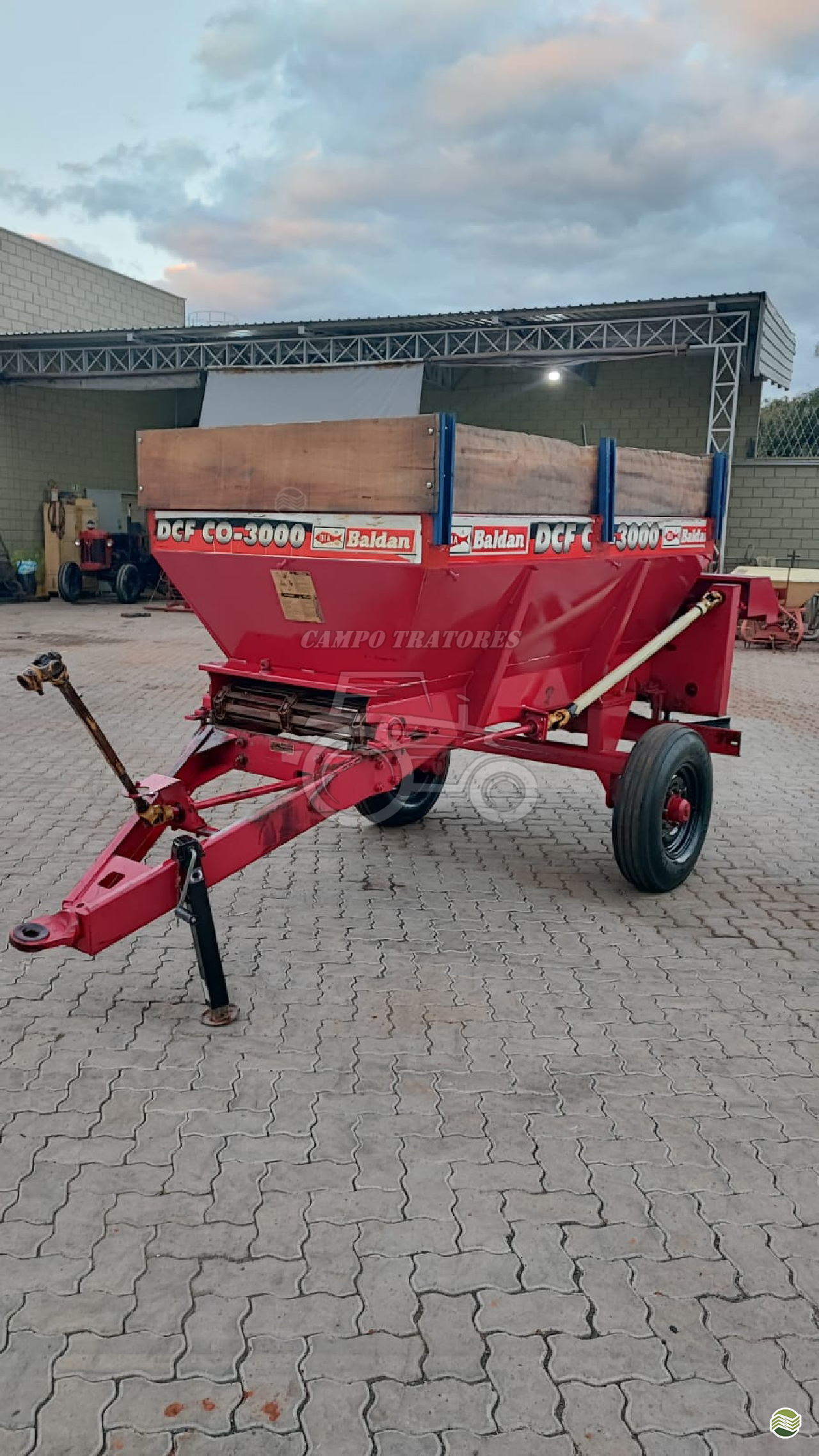 IMPLEMENTOS AGRICOLAS DISTRIBUIDOR CALCÁRIO 3000 Kg Campo Tratores SAO CARLOS SÃO PAULO SP